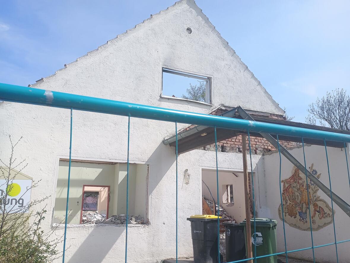 Hier halten wir Sie über den Abbruch/ Neubau vom Haus der Pfarrgemeinde auf dem laufenden.